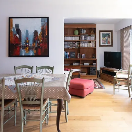Spacious And Bright In 13eme דירה